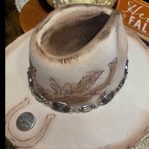 Buck Horn and  Horseshoe Burnt Rancher with Unique Concho and Concho Band. - Picture 6 of 12